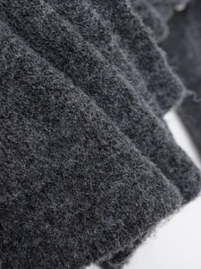 Gros plan sur la maille brossée gris anthracite montrant les fibres de laine douces