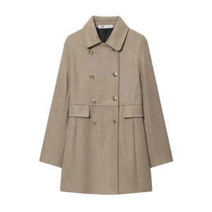Dettaglio del cappotto doppiopetto beige con bottoni dorati e classici baveri a lancia