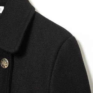 Elegante cappotto corto doppiopetto nero con bottone dorato goffrato e lana testurizzata