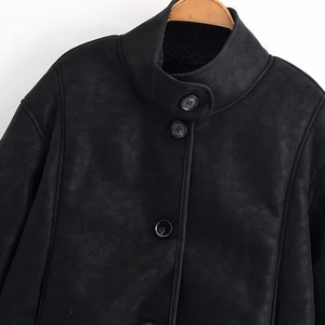 Veste noire pour femme à col montant avec doublure en peau lainée et boutonnage simple