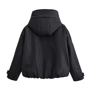 Vue arrière d'une veste matelassée noire avec capuche et poignets velcro ajustables