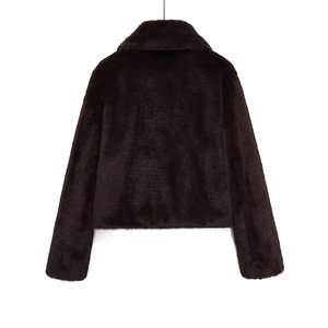 Vue arrière d'une veste en fausse fourrure marron foncé avec texture pelucheuse épaisse