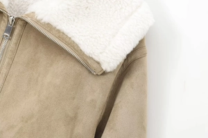 Primer plano de chaqueta de ante con cuello de felpa cálido y cremallera metálica