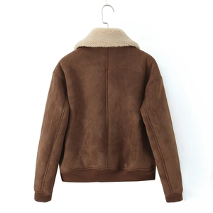Vue détaillée du dos de la veste en daim marron avec col en fausse fourrure blanche