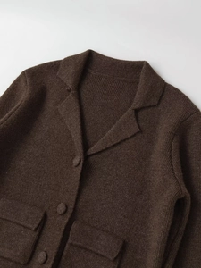 Dettagli del cardigan in maglia marrone scuro con colletto a rever e bottoni