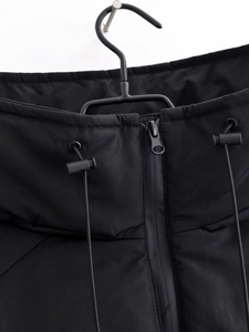 Détail du col d'une veste à capuche avec fermeture éclair noire et cordon de serrage réglable