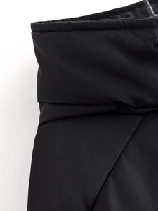Détail de la couture de qualité et de la texture tissée d'une veste à capuche noire