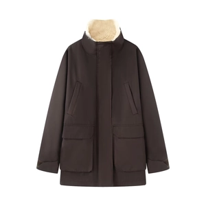 Dettaglio del parka marrone scuro con fodera in pile bianco e dettagli delle tasche