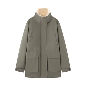 Dettaglio del tessuto impermeabile e dei polsini regolabili con velcro del parka