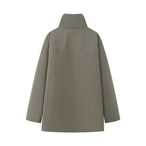 Dettaglio del retro del parka verde kaki che mostra il colletto dritto e le cuciture nette