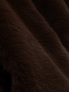 Détail macro d'un tissu en fausse fourrure marron foncé de haute qualité à texture douce