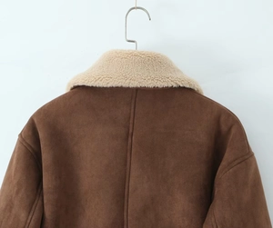 Vue arrière d'une veste en daim marron foncé avec col en fausse fourrure crème et épaules