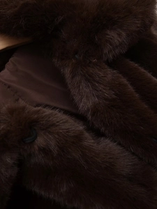 Détail de la texture dense de la fausse fourrure brun foncé et doublure en satin de la veste