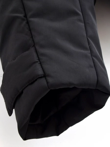 Vue détaillée du poignet réglable avec velcro sur une veste d'hiver imperméable et robuste