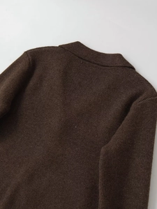 Vista macro dettagliata del colletto in maglia a coste marrone scuro e trama lana