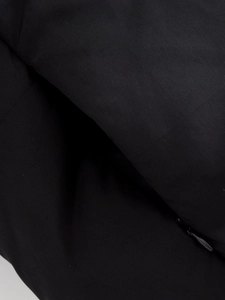 Vue macro de la texture du tissu en nylon noir et du détail zippé sur la veste à capuche