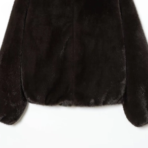 Blouson aviateur tendance en fausse fourrure sombre avec une texture épaisse et brillante