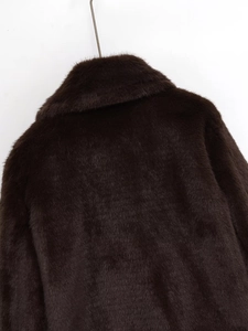 Détail de la veste en fausse fourrure marron foncé montrant le col et la texture