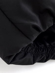 Détail des poignets élastiques et des coutures de qualité supérieure sur une veste d'hiver