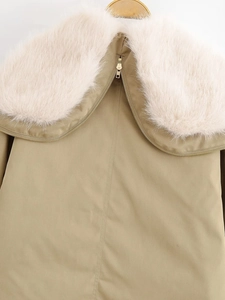 Detalle de chaqueta caqui con cuello de piel sintética y cremallera metálica de calidad