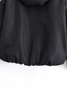 Détail de l'ourlet à cordon et du tissu coupe-vent lisse sur une veste à capuche noire