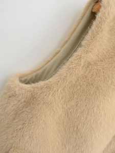Gros plan sur la doublure lisse et la texture en fausse fourrure douce du décolleté