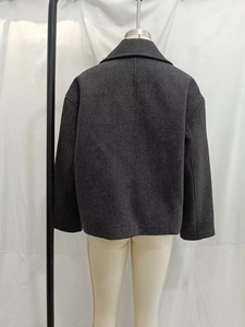 Vista posteriore del cappotto di lana antracite da donna con vestibilità ampia e colletto