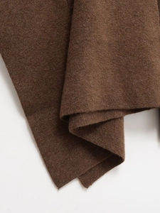 Vue macro détaillée de la maille épaisse marron en mélange de laine avec texture douce