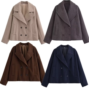 Dettaglio dei cappotti di lana doppiopetto nei colori beige, grigio, marrone e blu navy