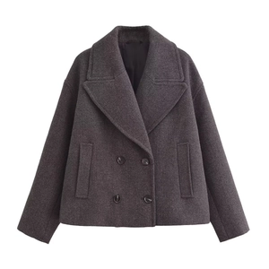 Dettaglio di un cappotto grigio scuro oversize in lana con bottoni doppiopetto e ampi revers