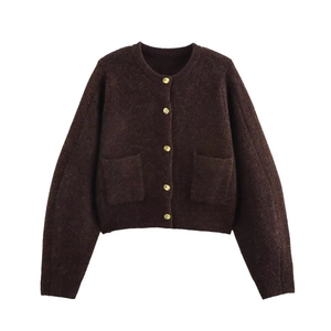 Gros plan détaillé du cardigan en maille marron foncé avec boutons métalliques dorés