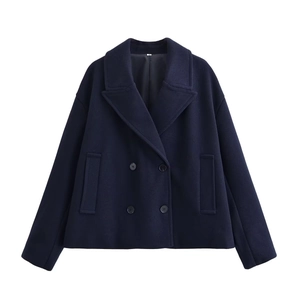 Dettaglio cappotto di lana blu scuro doppiopetto con ampi revers e tasche laterali