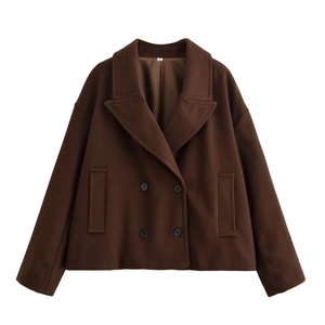 Dettaglio del cappotto di lana marrone scuro con bottoni a doppio petto e ampi revers