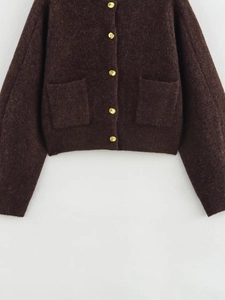 Gros plan du cardigan en maille marron foncé avec boutons dorés et poches avant