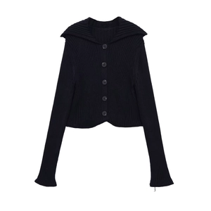 Détail d'un cardigan noir en maille avec col marin et texture côtelée à cinq boutons