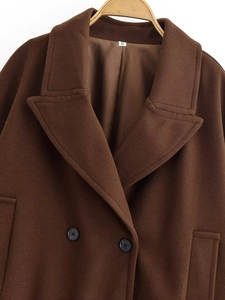 Dettagli di un cappotto in lana marrone scuro con doppio petto, revers e etichetta S
