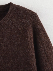 Vue détaillée du tissu en maille marron foncé avec une texture douce en mohair