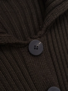 Gros plan du cardigan en maille côtelée marron foncé avec un bouton noir texturé à quatre trous