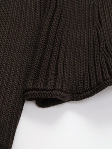 Détail de la maille côtelée marron chocolat et de la couture du cardigan