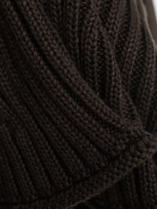 Macro de la texture en maille côtelée marron foncé avec couture en laine épaisse