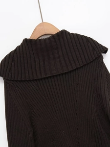 Zoom sur le col à revers et la maille côtelée de ce pull en tricot marron foncé