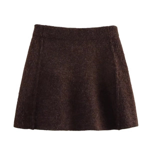 Détail d'une jupe courte trapèze en maille pelucheuse marron au fini mohair doux