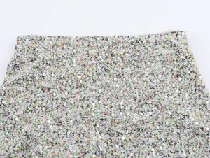 Détail du tissu en tweed bouclé pastel multicolore avec paillettes et tissage délicat