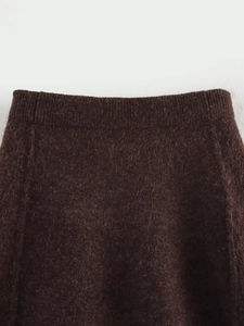 Gros plan sur la taille en maille pelucheuse avec texture côtelée élastique de qualité