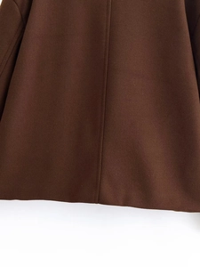 Dettaglio macro del tessuto del cappotto di lana marrone con cuciture pulite e trama