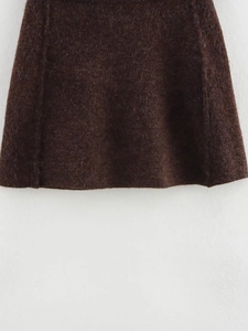 Détail de la texture de la jupe en fausse fourrure marron et matière chaude d'hiver