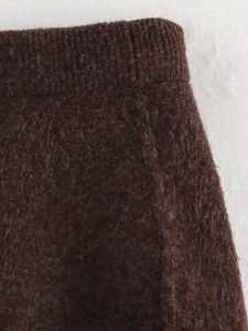 Détail macro du tricot en mohair marron foncé avec taille élastique à bords-côtes