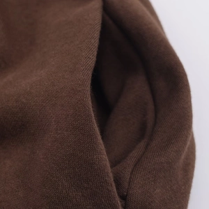 Détail macro du tissu tricoté marron foncé avec coutures de poche latérales