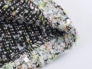 Vue macro du tissu en tweed à paillettes avec fil coloré et sequins irisés brillants