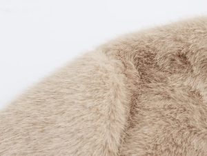 Gros plan macro de la texture en fausse fourrure sur une veste courte beige chic